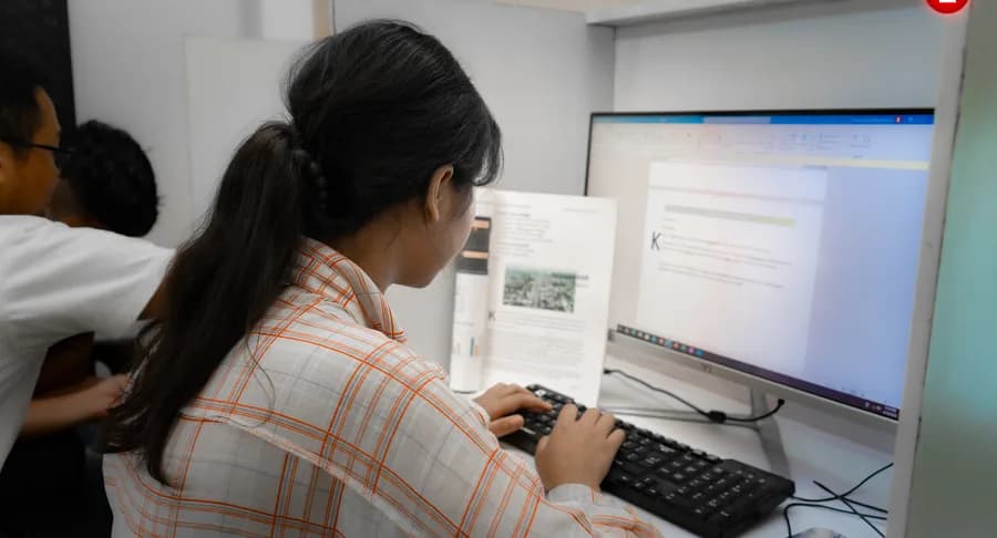 ECC students in a Computer Basics session